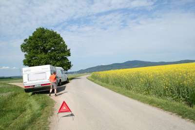 Asistenční služba - pomáháme motoristům v nouzi. Obytná dodávka s obytným přívěsem kdesi na konci světa.